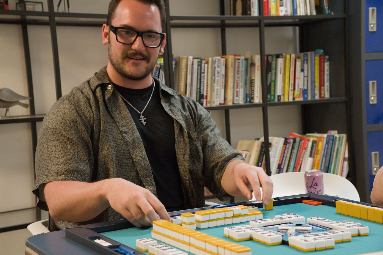 A player shows their hand at exhaustive draw while looking at another player's revealed hand.